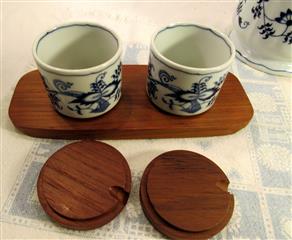 VINTAGE BLUE DANUBE BLUE ONION JAPAN BISCUIT JAR & JAMJARS W/WOOD LID & TRAY